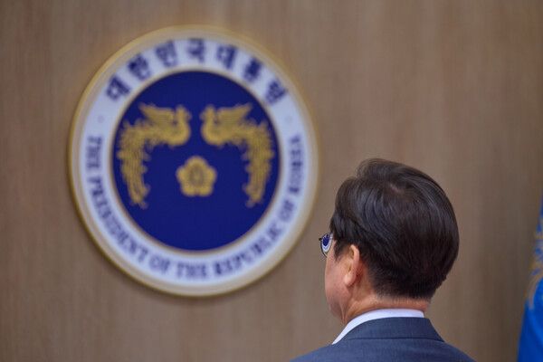 대통령실은&nbsp;이재명&nbsp;대통령이 29일 서울 용산 대통령실 청사에서 열린 국무회의에 참석해 국기에 경례하는 모습을 30일 SNS에 공개했다. [사진=연합뉴스]