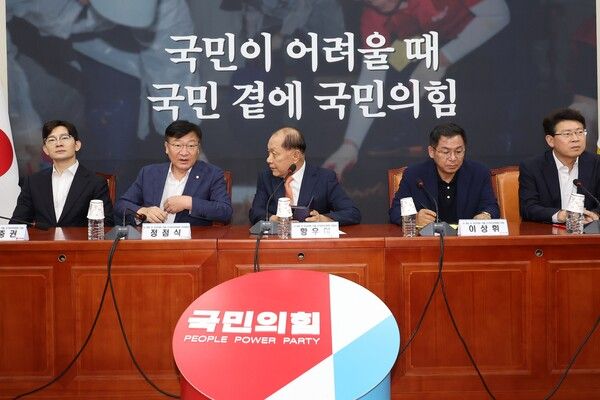 &nbsp;국민의힘&nbsp;황우여 선거관리위원장이 28일 서울 여의도 국회에서 열린 제4차 당 대표 및&nbsp;최고위원&nbsp;선출 선거관리위원회의에서 선관위 부위원장인 정점식 사무총장과 대화하고 있다. [사진=연합뉴스]