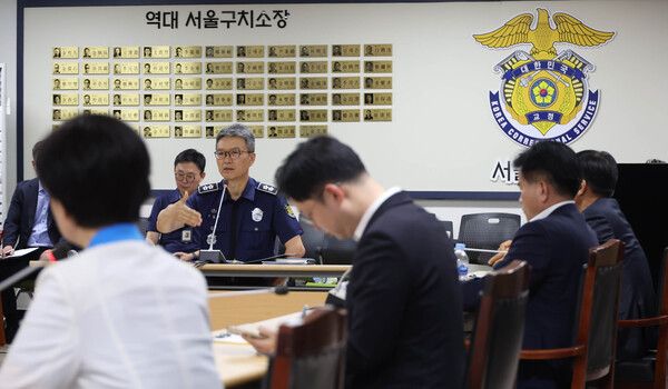 31일&nbsp;전현희&nbsp;위원장과 장경태 의원 등 특위 소속 의원 10여명이 여당의 '3대특검(내란·김건희·순직해병) 종합대응 특별위원회' 첫 일정으로 윤석열 전 대통령이 수감된 경기 의왕시 서울구치소를 방문해 김현우 서울구치소장과 면담하고 있다. [사진=국회사진기자단]