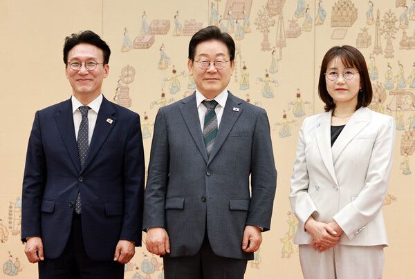 이재명 대통령이 4일 용산 대통령실에서&nbsp;김민석&nbsp;국무총리에게 임명장을 수여한 후 기념촬영을 하고 있다. 오른쪽은 김 총리 부인 이태린 씨.[사진=대통령실통신사진기자단]