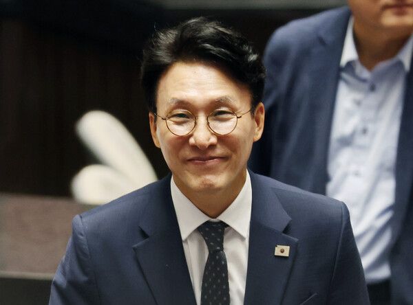 김민석&nbsp;국무총리 후보자가 3일 국회 본회의에서 자신에 대한 임명동의안 투표를 마치고 이동하고 있다. [사진=연합뉴스]