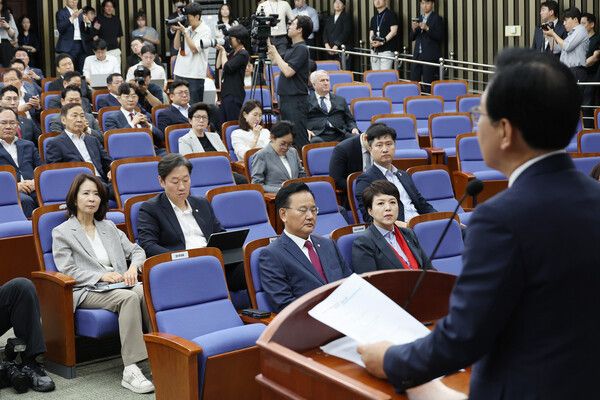 국민의힘&nbsp;송언석&nbsp;비상대책위원장 겸 원내대표가 4일 서울 여의도 국회에서 열린 의원총회에서 발언하고 있다. [사진=연합뉴스]