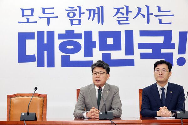 더불어민주당&nbsp;진성준&nbsp;정책위의장이 4일 서울 여의도 국회에서 국민의힘 김정재 정책위의장과의 상견례 일정 연기 관련 브리핑을 하고 있다. [사진=연합뉴스]