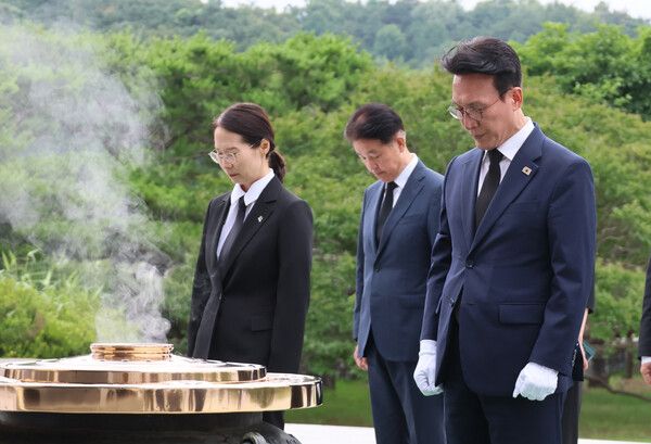 김민석&nbsp;국무총리가 4일 서울 동작구 국립서울현충원을 찾아 현충탑 앞에서 묵념하고 있다. [사진=연합뉴스]