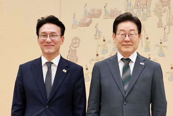 &nbsp;이재명 대통령이 4일 용산 대통령실에서&nbsp;김민석&nbsp;국무총리에게 임명장을 수여한 후 기념촬영을 하고 있다. [사진=대통령실통신사진기자단]