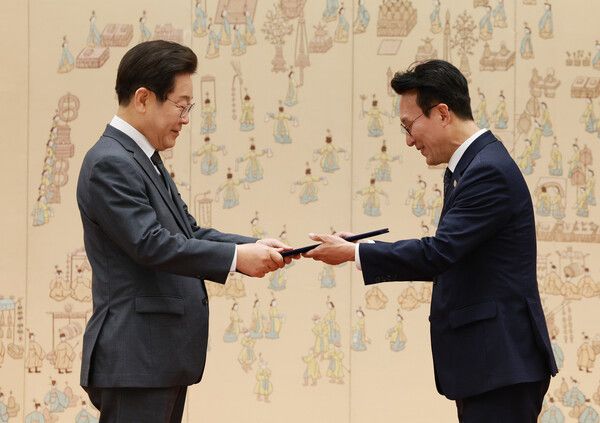 이재명 대통령이 4일 용산 대통령실에서&nbsp;김민석&nbsp;국무총리에게 임명장을 수여하고 있다.[사진=대통령실통신사진기자단]