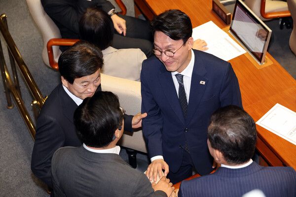 김민석&nbsp;국무총리 후보자가 3일 국회 본회의에서 자신에 대한 임명동의안이 통과되자 의원들로부터 축하받고 있다. [사진=연합뉴스]