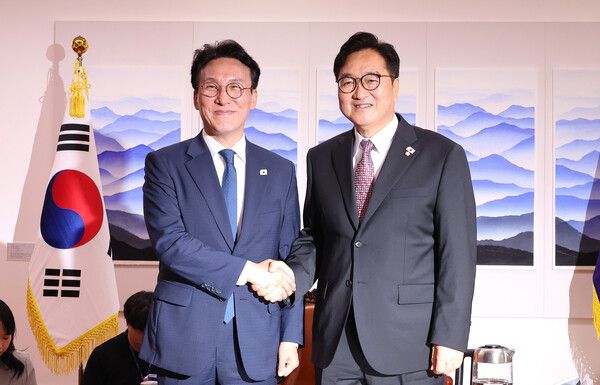 우원식 국회의장(오른쪽)이 4일 국회의장실을 예방한&nbsp;김민석&nbsp;국무총리와 인사한 뒤 기념촬영을 하고 있다. [사진=연합뉴스]