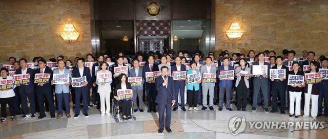 국민의힘 의원들이 본회의가 열리고 있는 3일 서울 여의도 국회 로텐더홀에서 김민석 국무총리 후보자 임명동의안 등을 규탄하고 있다. 2025.7.3 [사진=연합뉴스]