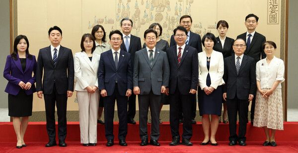 이재명 대통령이 4일 용산 대통령실에서&nbsp;임명장&nbsp;수여식 참석자들과 기념촬영을 하고 있다.&nbsp;이날 이 대통령은 김민석 국무총리, 강훈식 대통령비서실장, 위성락 국가안보실장, 김용범 정책실장, 이종석 국가정보원장, 윤창렬 국무조정실장, 이한주 국정기획위원장에게&nbsp;임명장을 수여했다. [사진=연합뉴스]