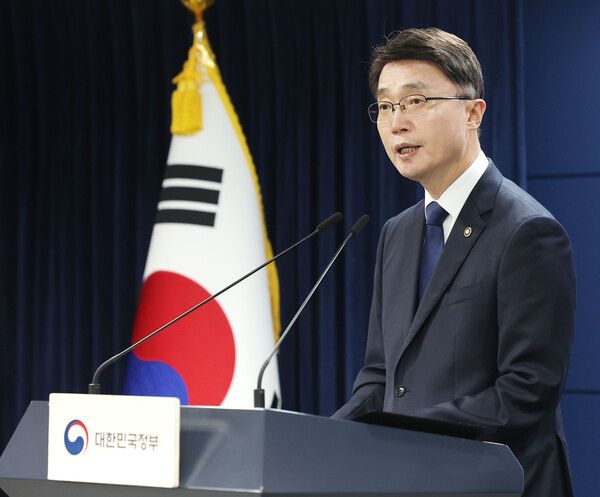 류제명 과학기술정보통신부 2차관이 4일 정부서울청사에서 SK텔레콤 해킹 사태 관련 최종 조사결과를 발표하고 있다. [사진=연합뉴스]