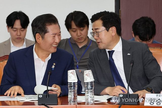 더불어민주당 당대표 후보인 정청래·박찬대 의원이 2일 서울 여의도 국회에서 열린 검찰개혁토론회에 나란히 참석해 대화하고 있다. [사진=연합뉴스]