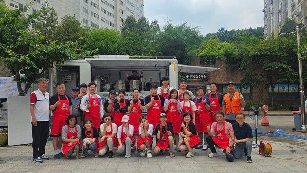 (사진설명 = 사랑의밥차 인원들)