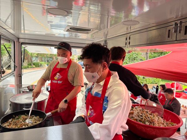 (사진설명 = 사할린 교포 정착촌 지역 어르신들에게 제공할 식사를 준비중인 주재형씨)