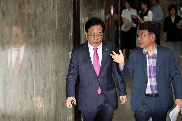 국민의힘&nbsp;송언석&nbsp;비상대책위원장 겸 원내대표가 7일 서울 여의도 국회에서 상임위 간사단 등이 참석한 가운데 열린 비공개 회의를 마친 뒤 이동하고 있다. [사진=연합뉴스]