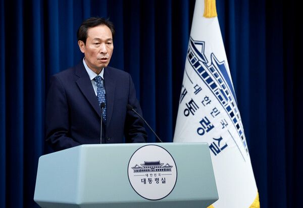 우상호 대통령실 정무수석이 7일 서울 용산 대통령실 청사에서 이재명 대통령과&nbsp;김민석&nbsp;국무총리의 주례회동 관련 브리핑을 하고 있다. [사진=연합뉴스]