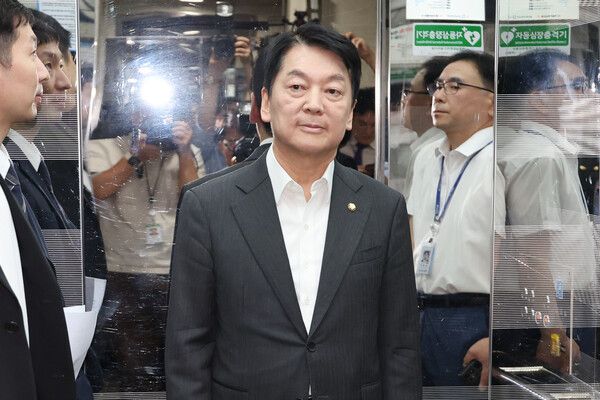 국민의힘 혁신위원장을 맡은&nbsp;안철수&nbsp;의원이 7일 서울 여의도 국회 소통관에서 위원장을 사퇴하고 전당대회 출마 의사를 밝히는 기자회견을 한 뒤 승강기를 타고서 회견장을 떠나고 있다. [사진=연합뉴스]