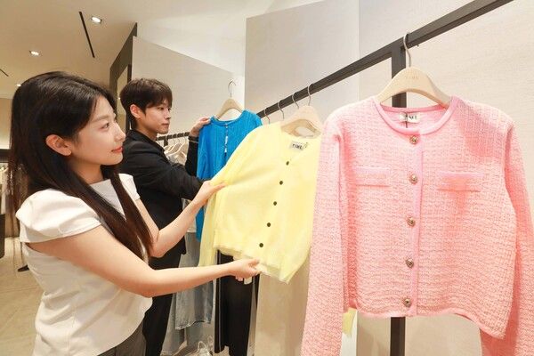 현대백화점 판교점 '타임' 매장에서 고객들이 여름 카디건 제품을 쇼핑하고 있는 모습. /현대백화점