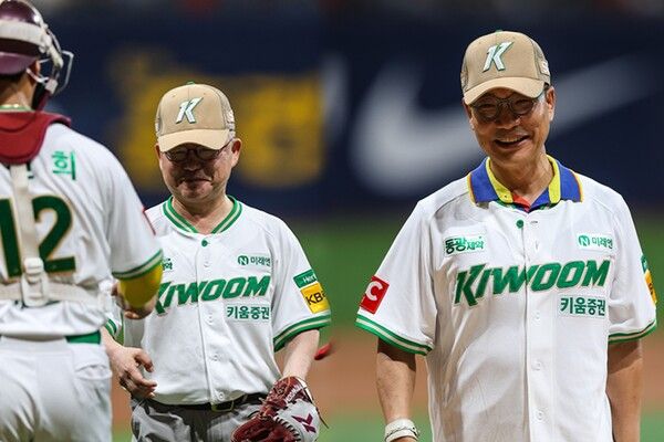 [사진= KB라이프는 지난&nbsp;7월&nbsp;4일 서울 고척스카이돔에서 열린&nbsp;'KB라이프 파트너데이' 행사에 고객(가운데)과&nbsp;28년간 인연을 맺은 김준기 LP(오른쪽)를 초청해 시구·시타 행사를 진행했다. (KB라이프 제공)]