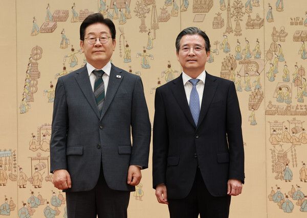 이재명 대통령이 4일 용산 대통령실에서&nbsp;김용범&nbsp;정책실장에게 임명장을 수여한 후 기념촬영을 하고 있다. [사진=연합뉴스]