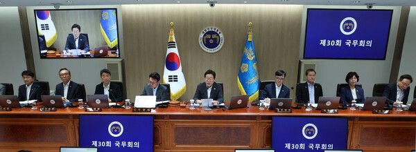 이재명&nbsp;대통령이 8일 용산 대통령실에서 국무회의를 주재하고 있다. [사진=연합뉴스]