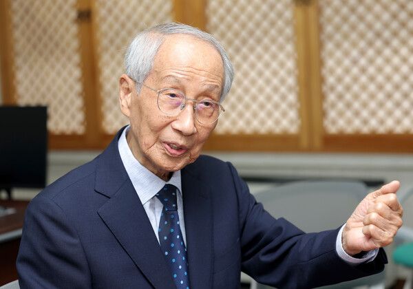 윤여준 전 더불어민주당 상임총괄선대위원장은 8일 라디오에 출연해 이재명 대통령의 취임 한 달 기자회견을 본 소감에 대해 