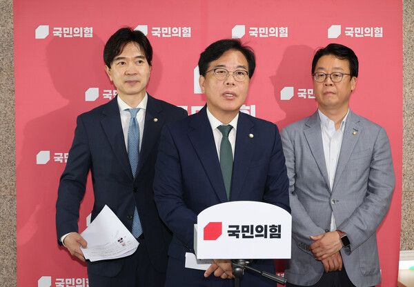 국민의힘&nbsp;송언석 비상대책위원장 겸 원내대표가 9일 서울 여의도 국회에서 비공개 비대위 회의 후 백브리핑을 하고 있다. [사진=연합뉴스]