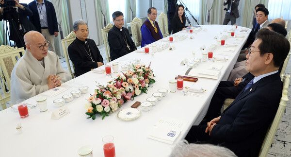 &nbsp;이재명&nbsp;대통령이 9일 용산 대통령실에서 종교 지도자들과 오찬에 앞서 조계종 총무원장 진우스님의 인사말을 듣고 있다. [사진=연합뉴스]