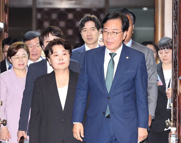 &nbsp;국민의힘&nbsp;송언석&nbsp;비상대책위원장 겸 원내대표와 윤희숙 신임 혁신위원장이 9일 서울 여의도 국회에서 열린 의원총회에 입장하고 있다. [사진=연합뉴스]