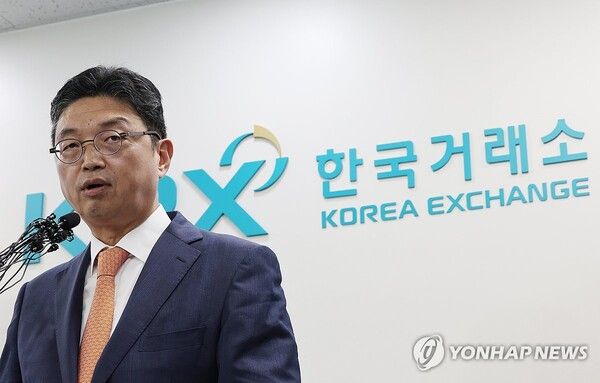 [사진=9일 서울 여의도 한국거래소에서 이윤수&nbsp;금융위원회&nbsp;증권선물위원회 상임위원이 자본시장 불공정거래 근절 실천방안 합동브리핑을 하고 있다. (연합뉴스 제공)]