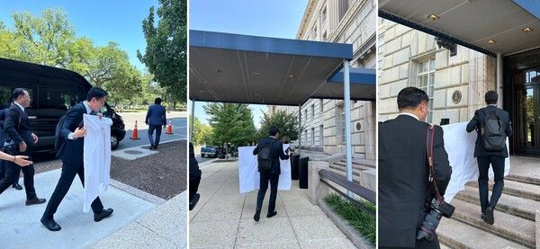 마스가'(MASGA) 프로젝트 내용이 담긴 패널 옮기는 한국 협상단의 모습 [사진=산업통상자원부]