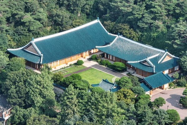 이재명 대통령이&nbsp;청와대&nbsp;집무실 복귀를 예고해 8월&nbsp;1일부터 보안·안전 점검 등 준비작업을 위해&nbsp;청와대&nbsp;관람이 임시 중단된다. [사진=연합뉴스]