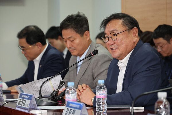 15일 서울 여의도 국회 의원회관에서 열린 더불어민주당 자치분권균형발전전국회의-국정기획위원회 국가균형성장특별위원회-지방시대위원회 간담회에서 김태년 자치분권균형발전 전국회의 상임대표가 발언하고 있다. [사진=연합뉴스]