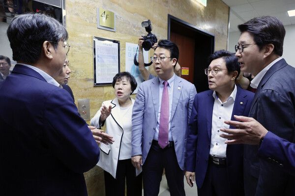 1일 국회에서&nbsp;방송&nbsp;3법, 노란봉투법, 상법 등 을 심의, 의결하기 위해 열린 법제사법위원회 전체회의가 정회된 후 법사위 국민의힘 간사 박형수 의원을 비롯한 의원들이 토론 종결 등 위원회 운영에 대해 이춘석 위원장에게 항의하고 있다. [사진=연합뉴스]