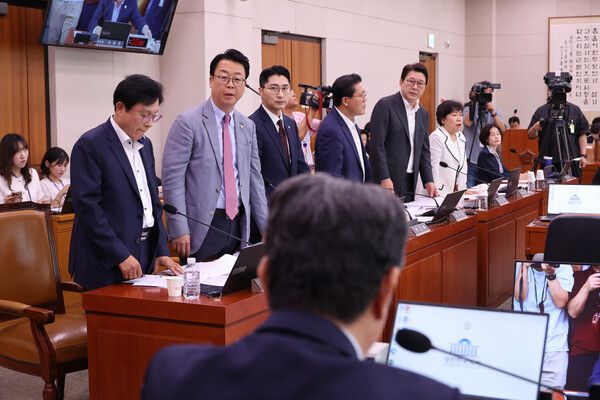 &nbsp;1일 국회에서&nbsp;방송&nbsp;3법, 노란봉투법, 상법 등 을 심의, 의결하기 위해 열린 법제사법위원회 전체회의에서&nbsp;방송&nbsp;3법이 통과되고 있는 가운데 법사위 국민의힘 간사 박형수 의원을 비롯한 의원들이 토론 종결 등 위원회 운영에 대해 이춘석 위원장에게 항의하고 있다. [사진=연합뉴스]
