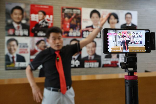 국민의힘 전당대회 방해 논란 당사자인 전한길 씨가 당&nbsp;윤리위원회의 징계 절차가 시작된 11일 서울 여의도 당사를 찾아 징계의 부당함을 알리는 개인 유튜브 방송을 하고 있다. [사진=연합뉴스]