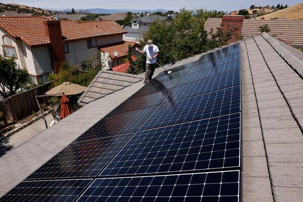 미국 주택에 설치된 태양광 패널 [사진=EPA/연합뉴스]