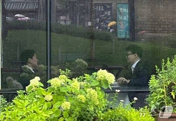 한동훈 전 국민의힘 대표와 안철수 의원이 지난 7월 19일 서울 경복궁 인근 식당에서 오찬을 하고 있는 모습. 안철수-한동훈 '찬탄-혁신파'는 8월11일에 광주에서 두번째 만남을 가졌다. [사진=인터넷 커뮤니티 갈무리 ]