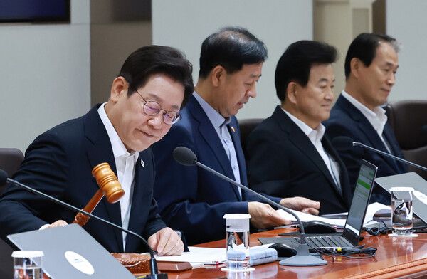 이재명 대통령이 11일 서울 용산 대통령실 청사에서 열린 임시 국무회의에서 의사봉을 두드리며 개회 선언을 하고 있다. [사진=연합뉴스]