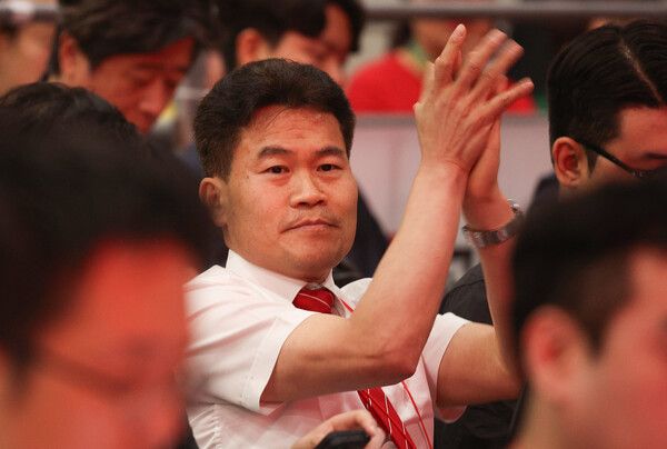 한국사 강사&nbsp;전한길&nbsp;씨가 8일 대구 북구 엑스코에서 열린 국민의힘 제6차&nbsp;전당대회&nbsp;대구·경북 합동연설회에 참석하고 있다. [사진=연합뉴스]