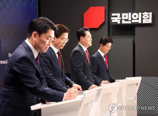 10일 서울 광화문 채널A스튜디오에서 국민의힘 8·22 전당대회 첫 방송토론회에 앞서 안철수(왼쪽부터), 조경태, 장동혁, 김문수 후보가 토론 준비를 하고 있다. [사진=연합뉴스]