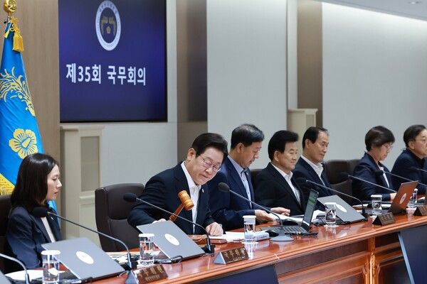 이재명 대통령이 11일 서울 용산 대통령실 청사에서 열린 임시 국무회의에서 의사봉을 두드리며 개회 선언을 하고 있다. [사진=연합뉴스]&nbsp;