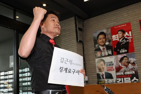 국민의힘 전당대회 방해 논란 당사자인 전한길 씨가 당&nbsp;윤리위원회의 징계 절차가 시작된 11일 서울 여의도 당사에서 김근식 최고위원 후보에 대한 징계 요구서를 전달하기에 앞서 입장을 밝히고 있다. [사진=연합뉴스]