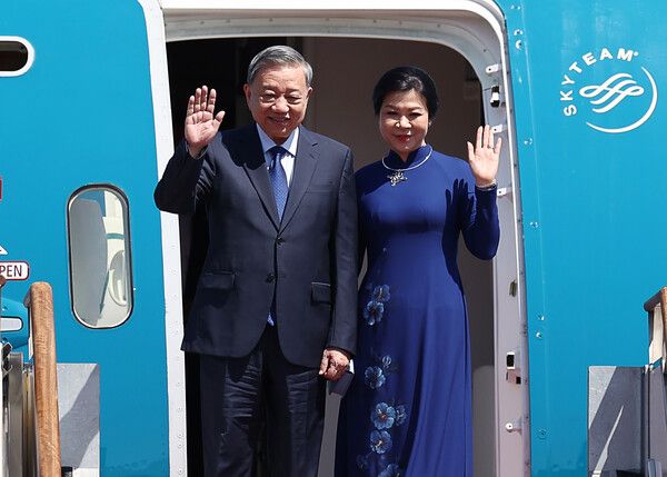 또&nbsp;럼&nbsp;베트남 당 서기장이 10일 서울공항에 도착, 비행기에서 내리며 손을 흔들고 있다.&nbsp;이재명 대통령 초청으로 이날 한국을 찾는&nbsp;럼&nbsp;서기장은 13일까지 나흘간 국빈 방문하면서 11일 정상회담·국빈 만찬, 12일 한·베트남 비즈니스 포럼&nbsp;참석, 13일 부산 방문 등 일정을 소화한다. [사진=연합뉴스]&nbsp;