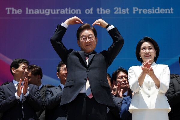 이재명&nbsp;대통령이 6월 4일 서울 여의도 국회&nbsp;로텐더홀에서 열린 제21대 대통령 취임선서식을 마치고 잔디광장에 모인 시민들을 향해 하트를 만들어 보이고 있다. 오른쪽은 김혜경 여사. [사진=국회사진기자단]