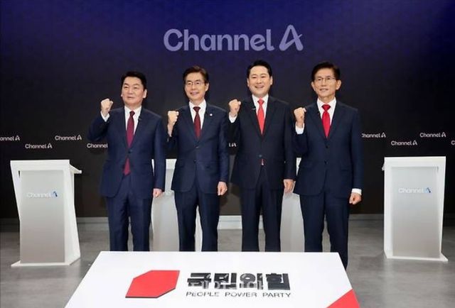 국민의힘 당대표 후보들이&nbsp;&nbsp;지난 10일 오후 서울 광화문 채널A 스튜디오에서 열린 국민의힘 8.22 전당대회 첫 방송토론회에서 토론 전 기념촬영을 하고 있다. [사진=국회사진기자단]