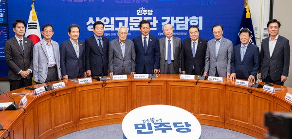 더불어민주당&nbsp;정청래&nbsp;대표와 상임고문단이 12일 국회에서 열린 상임고문단 간담회에서 기념 촬영하고 있다.(왼쪽부터) 한민수 대표 비서실장, 이용득 전 의원, 정세균 전 국무총리김진표 국회의장, 임채정 전 국회의장, 정 대표, 김원기 전 국회의장, 문희상 전 국회의장, 이해찬 전 국무총리, 박병석 전 국회의장, 조승래 사무총장. [사진=연합뉴스]