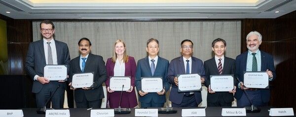 현대제철을 비롯한 참여사들이&nbsp;공동 연구 협약을 체결한 후 기념촬영을 하고 있다. (왼쪽부터&nbsp;BHP&nbsp;그룹 영업·마케팅 담당 미카엘 호버스(Michiel Hovers), AM/NS&nbsp;인디아 지속가능경영 총괄 아르빈드 보단커르(Arvind Bodhankar),&nbsp;쉐브론 사업개발 담당 앨리스 플레셔(Alice Flesher)&nbsp;부사장,&nbsp;현대제철 공정연구센터장 김용희 상무, JSW스틸 지속가능경영 담당 프라보다 아차르야(Prabodha Archarya),&nbsp;미쓰이상사 탄소중립사업 총괄 켄 야스하라(Ken Yasuhara), Hatch&nbsp;기후변화 부문 총괄 얀 곽(Jan Kwak))&nbsp;[사진=현대제철]