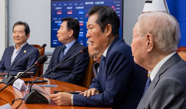 더불어민주당&nbsp;정청래&nbsp;대표가 12일 국회에서 열린 상임고문단 간담회에서 인사말을 하고 있다. [사진=연합뉴스]