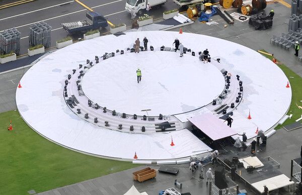 광복절을 이틀 앞둔 13일 서울 광화문광장이&nbsp;광복절&nbsp;행사&nbsp;및 국민임명식&nbsp;행사&nbsp;준비로 분주하다. [사진=연합뉴스]